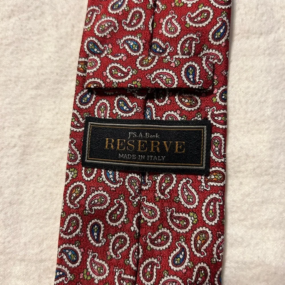 Reserved Red Silk Tie with Sophisticated‎ Pattern